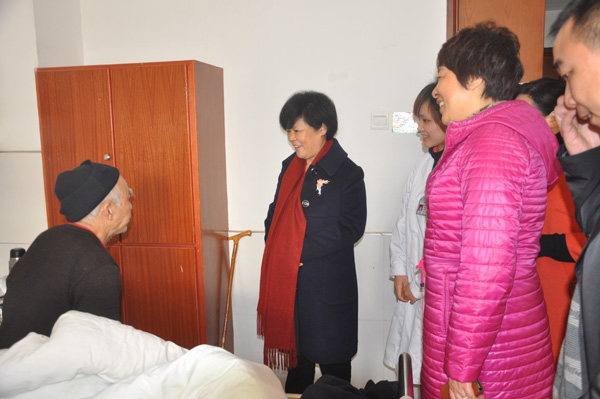 新春慰问暖人心——市宣传部伍部长.jpg 新春慰问暖人心——市宣传部伍部长.jpg