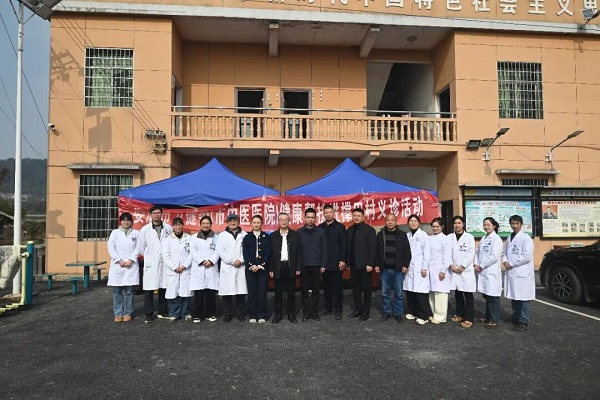 中医药下乡暖民心 、健康帮扶护振兴——娄底市卫健委联合市中医医院走进撑田村开展义诊活动